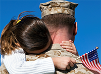 رجل بزي عسكري يعانق فتاة