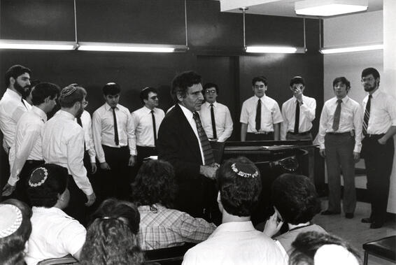 صورة بالأبيض والأسود لمجموعة من الرجال يغنون معًا